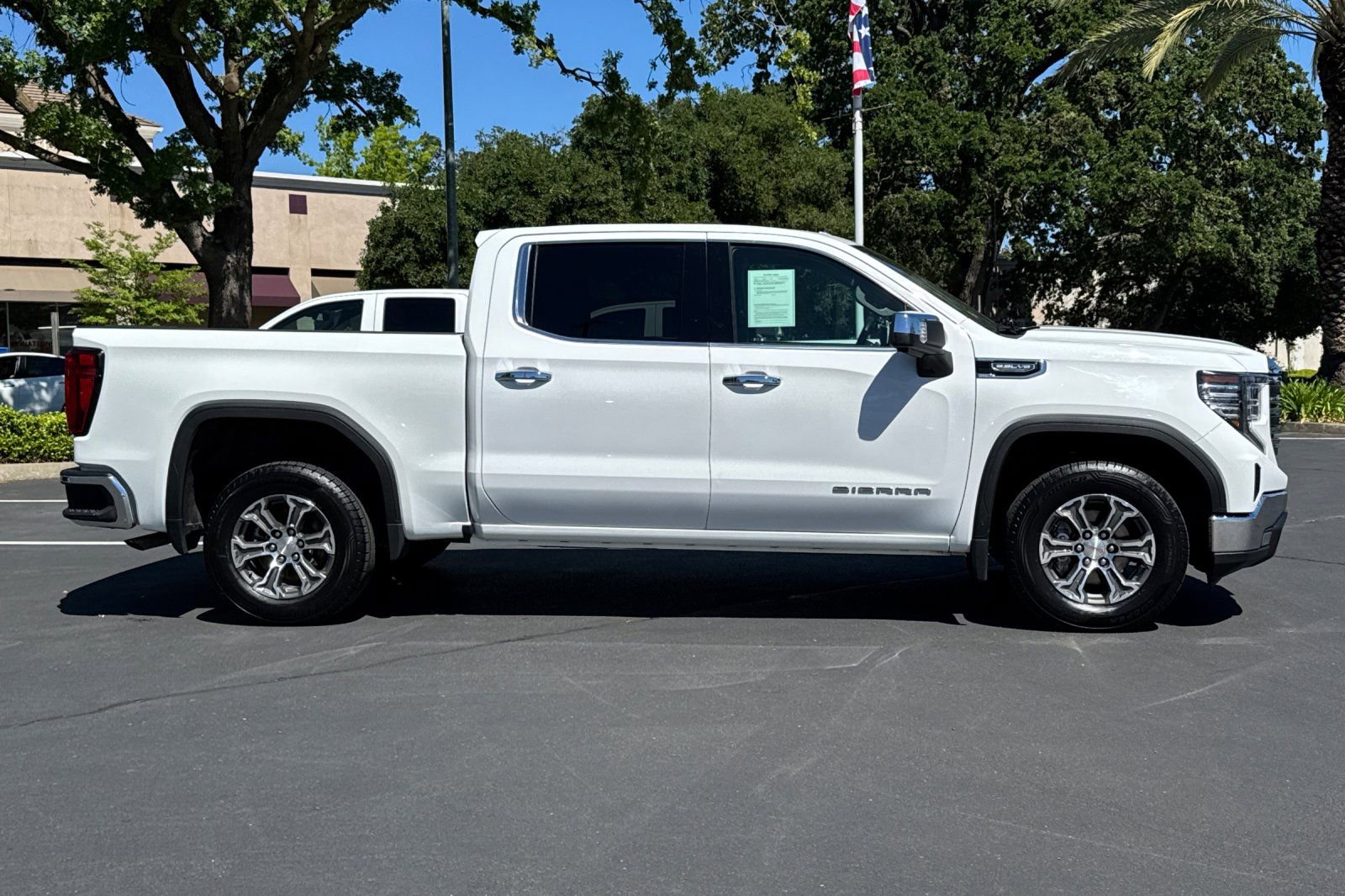 Used 2024 GMC Sierra 1500 SLT image 2