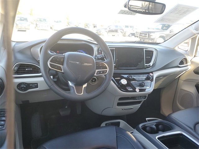 Used 2024 Chrysler Pacifica Touring-L image 10