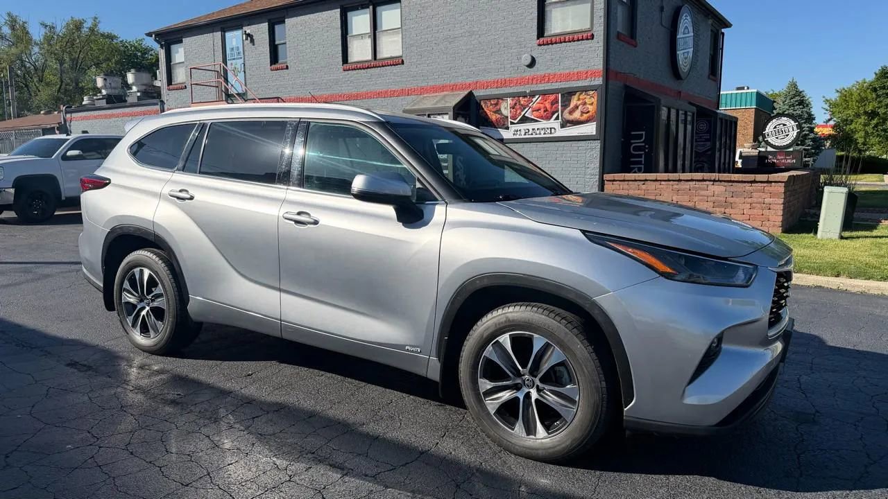 Used 2022 Toyota Highlander XLE AWD/4WD image 4