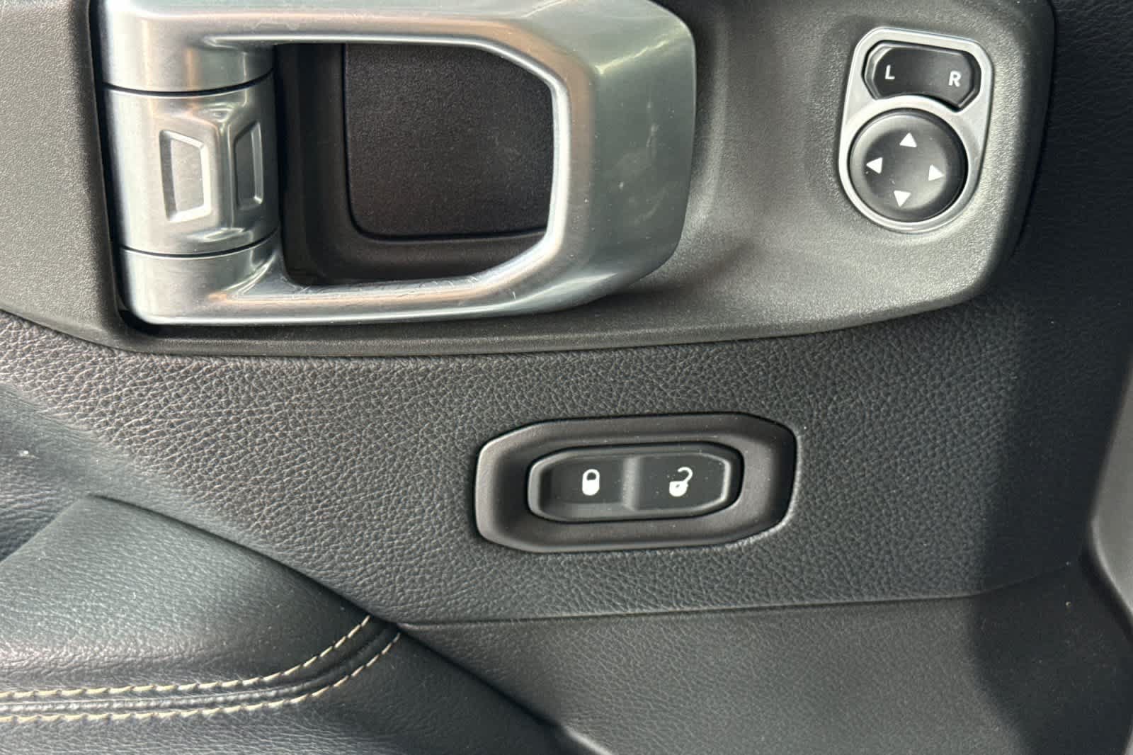 Used 2018 Jeep Wrangler Unlimited Sahara AWD/4WD image 15