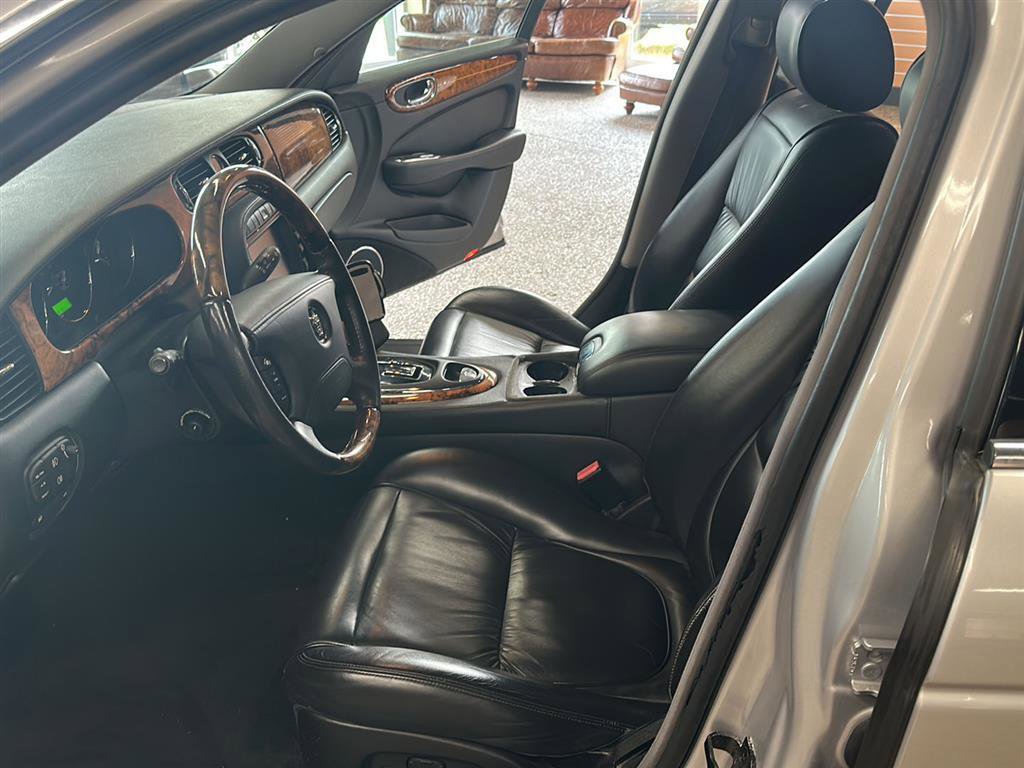 Used 2004 Jaguar XJ8 image 10