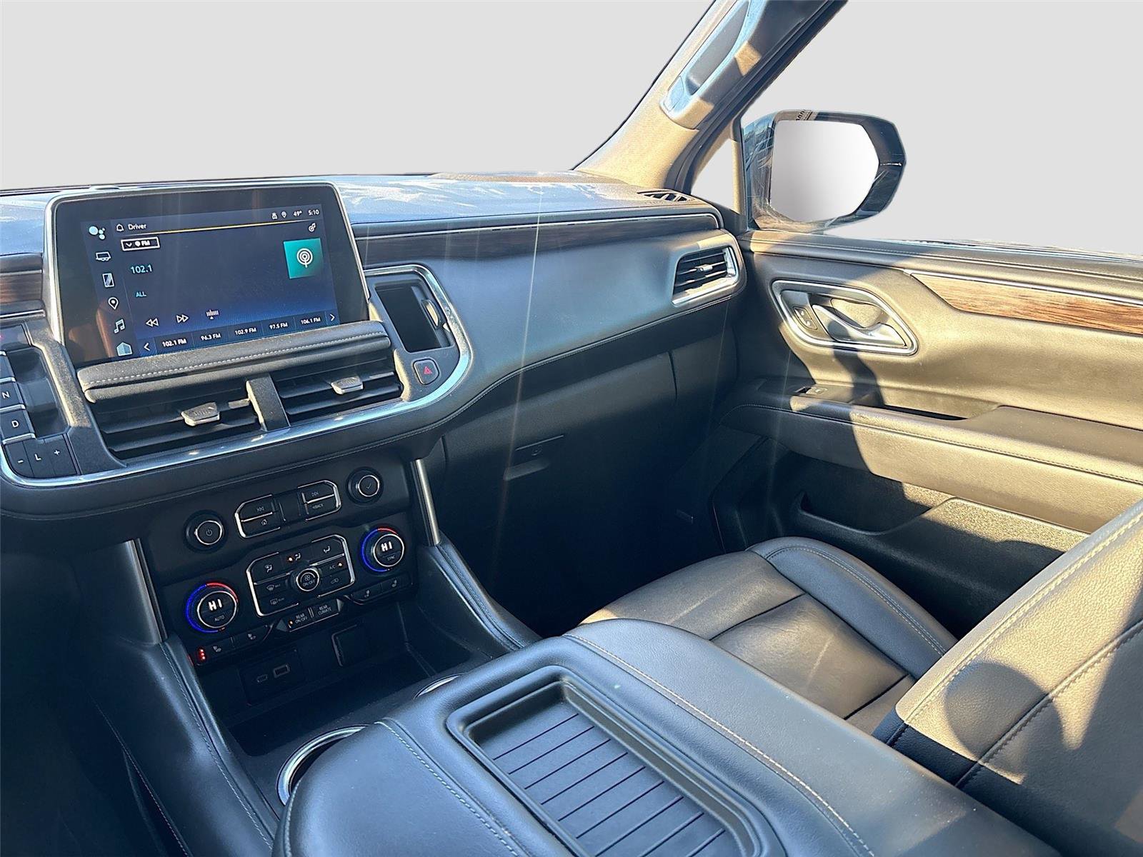 Used 2023 Chevrolet Suburban LT w/ Luxury Package image 23