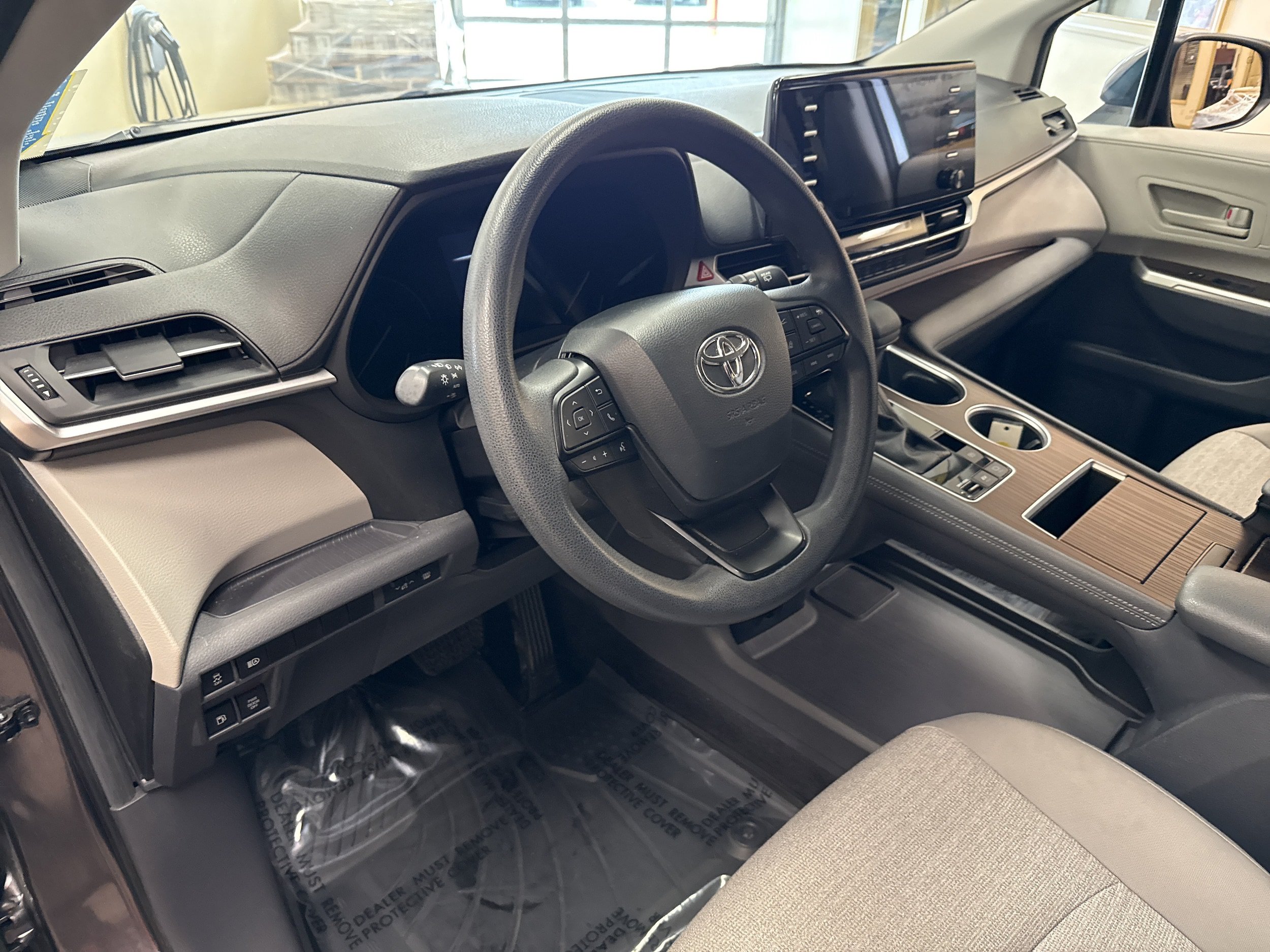 Used 2023 Toyota Sienna LE FWD image 26