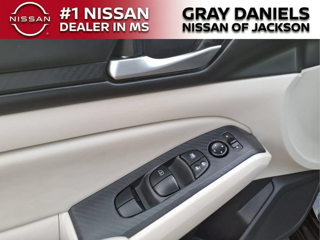 Used 2025 Nissan Altima 2.5 SV FWD image 10
