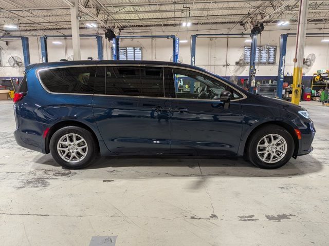 Used 2025 Chrysler Pacifica Select FWD image 3