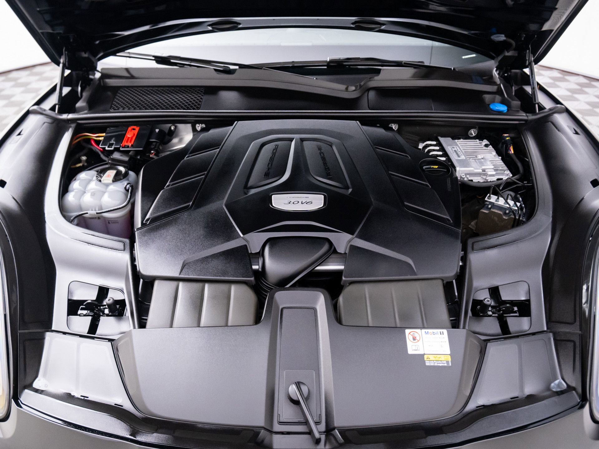 Certified 2023 Porsche Cayenne Platinum Edition image 30