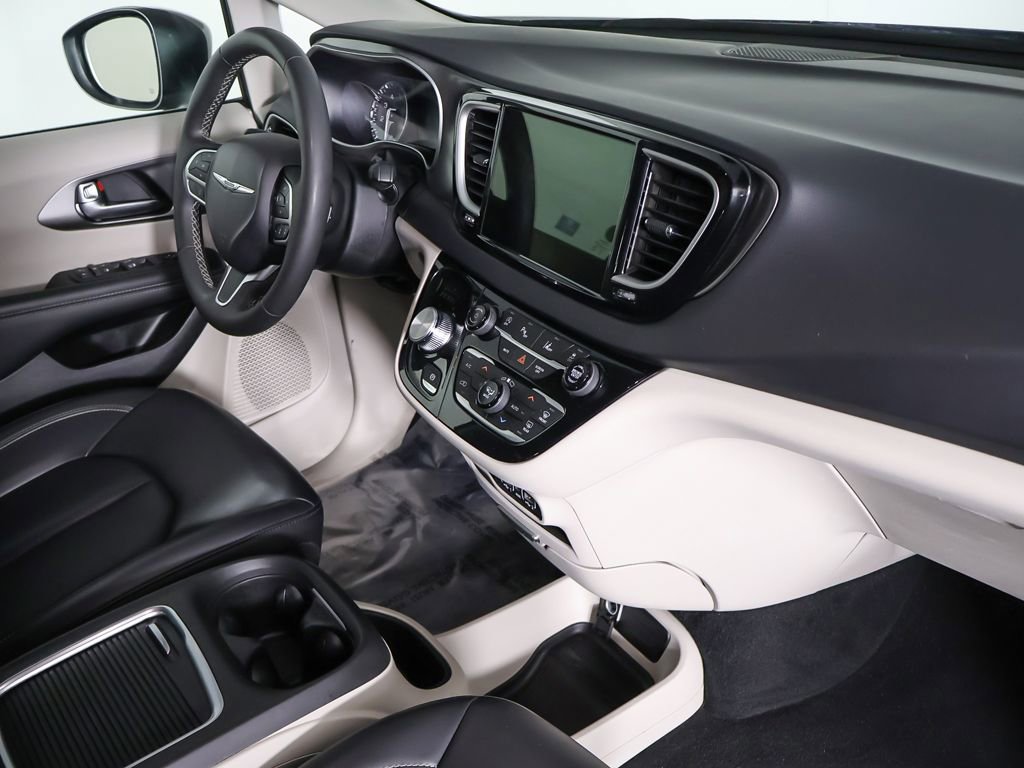 Used 2023 Chrysler Pacifica Touring-L FWD image 31