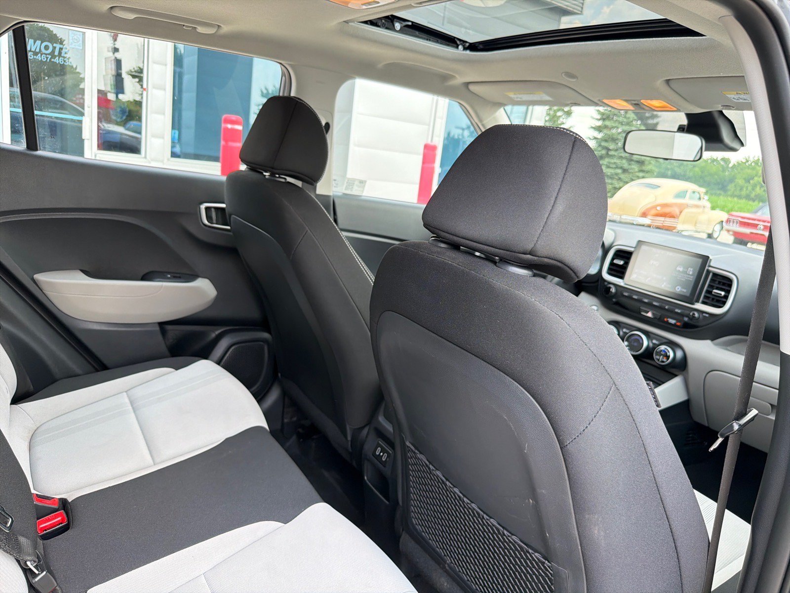 Used 2025 Hyundai Venue SEL FWD image 25