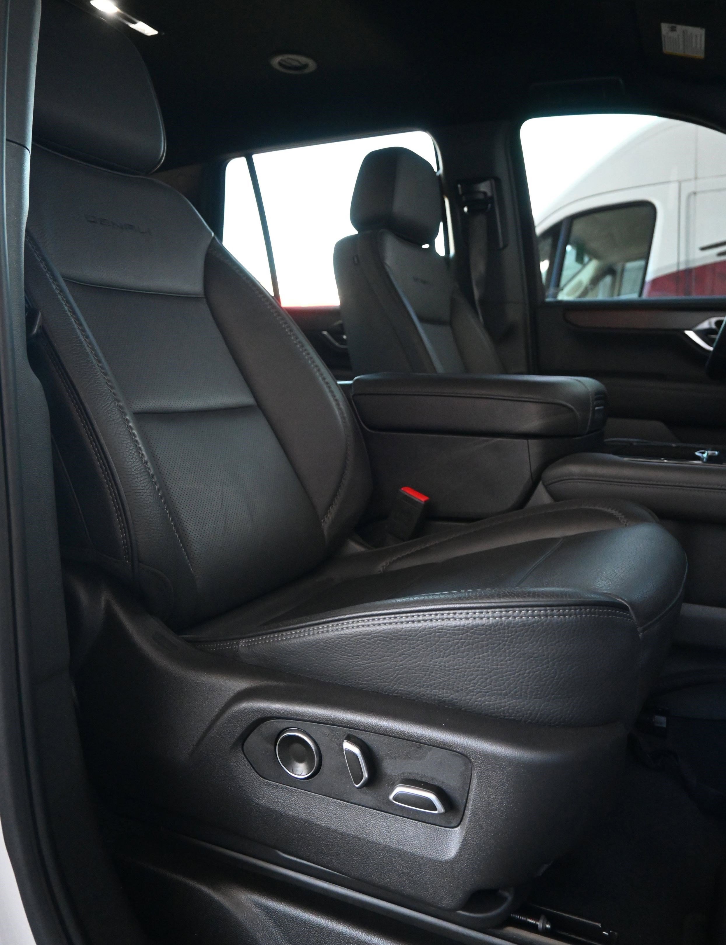 Used 2025 GMC Yukon Denali image 33