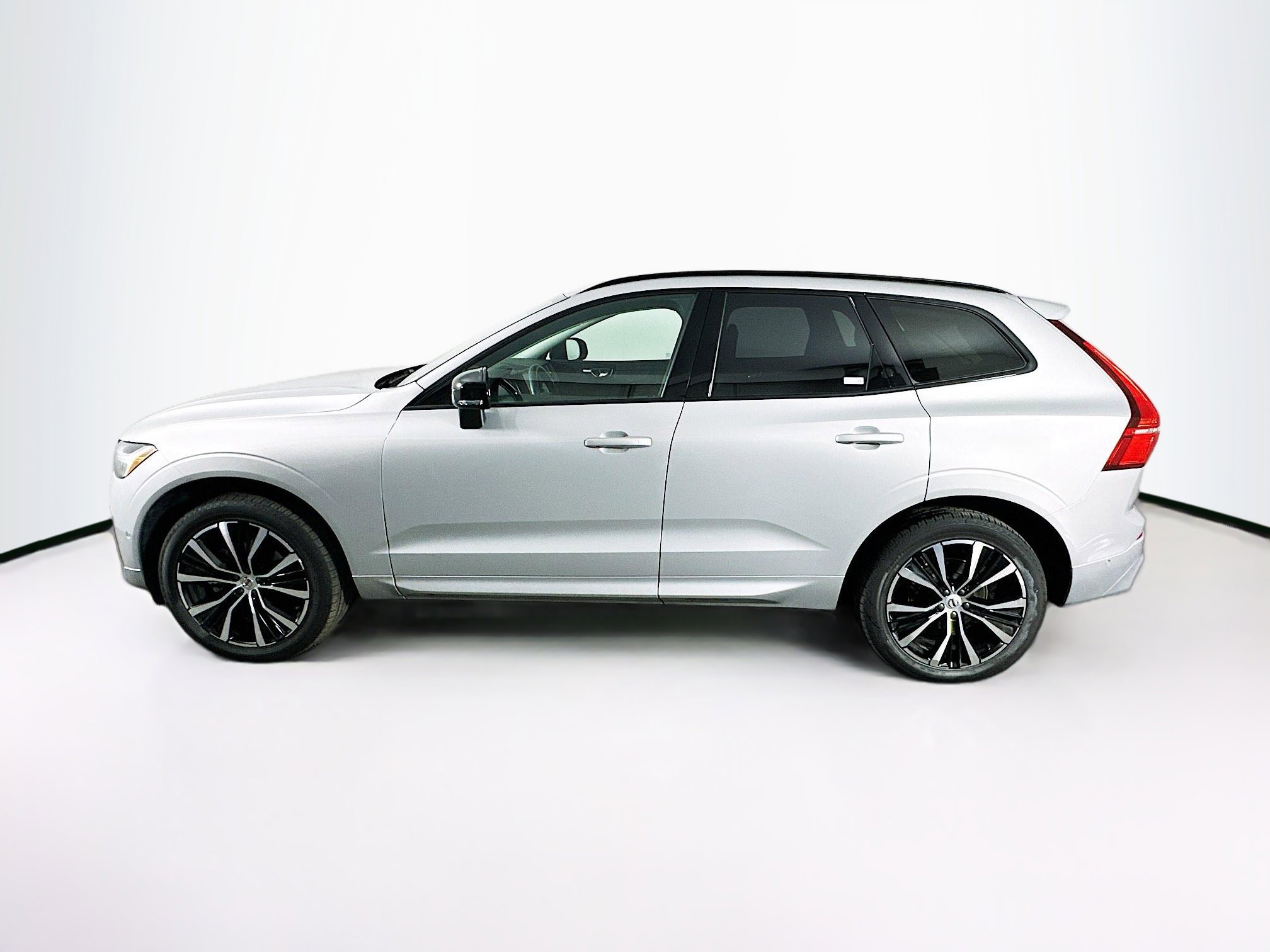 Used 2025 Volvo XC60 B5 Plus image 4