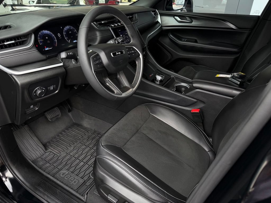Used 2025 Jeep Grand Cherokee Altitude AWD/4WD image 10