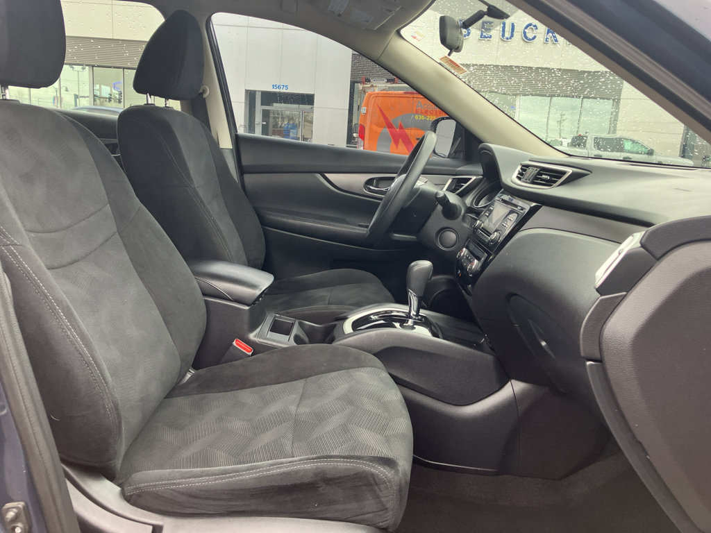 Used 2016 Nissan Rogue SV image 35