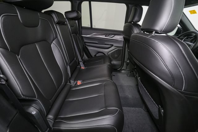 Used 2025 Jeep Grand Cherokee Limited AWD/4WD image 19