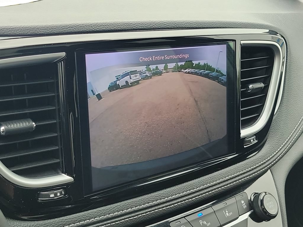 Used 2025 Chrysler Pacifica Limited FWD image 25