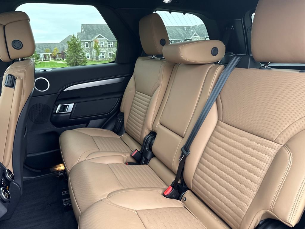 New 2025 Land Rover Discovery Dynamic SE image 14