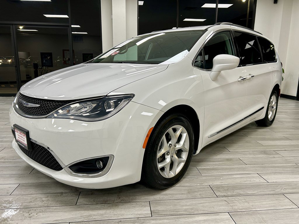 Used 2017 Chrysler Pacifica Touring-L w/ Tire & Wheel Group image 3