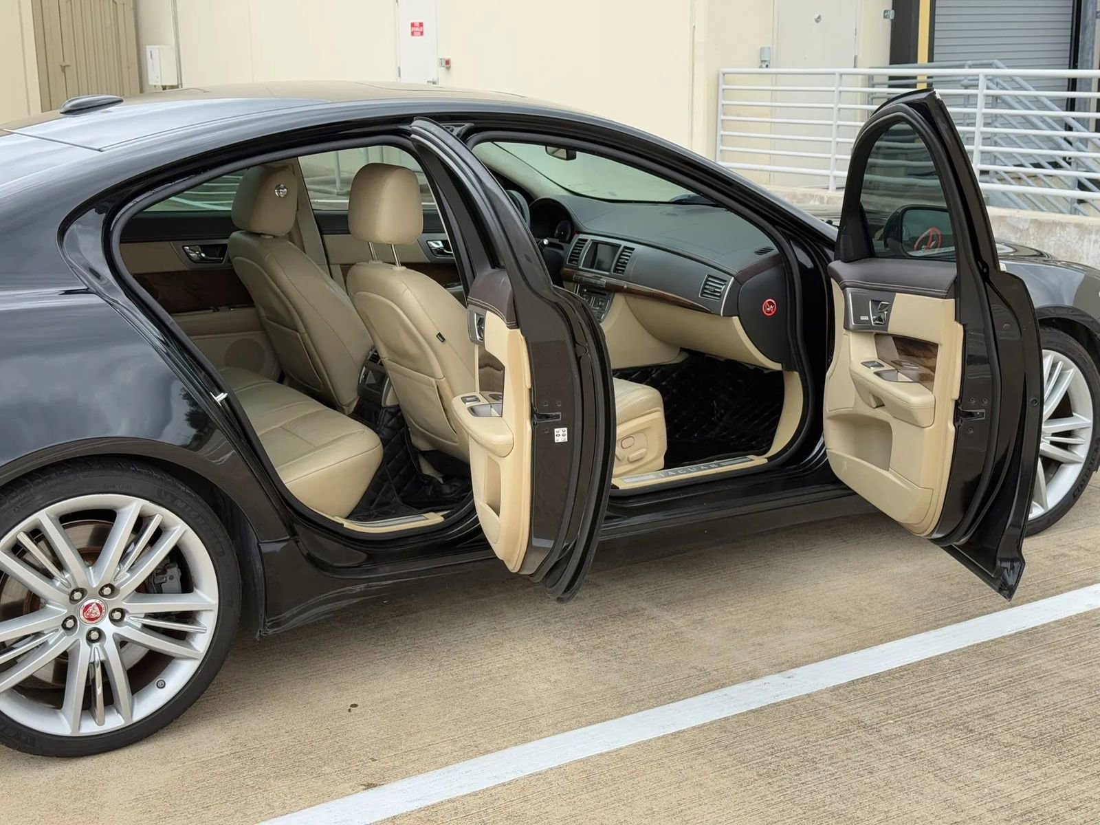 Used 2011 Jaguar XF Supercharged RWD image 17