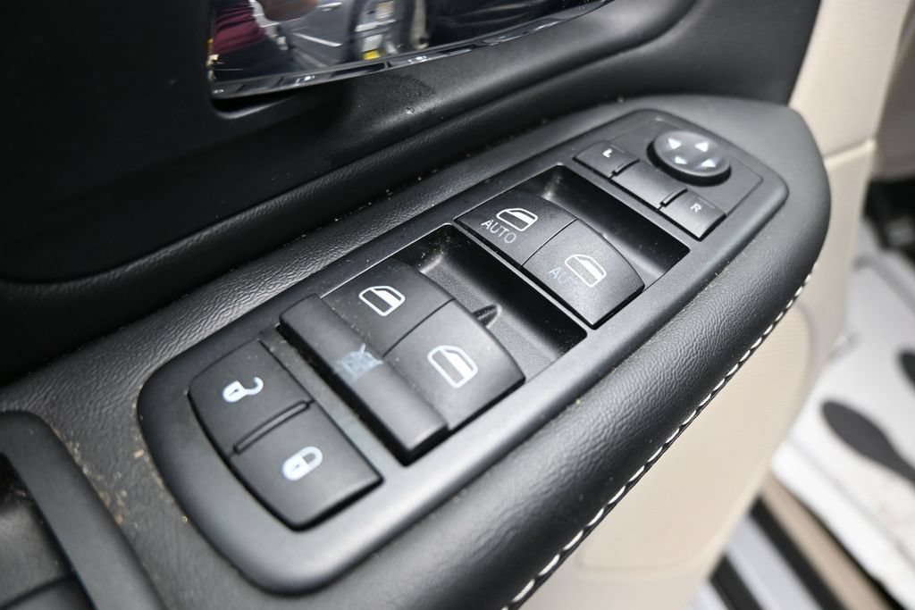 Used 2015 Dodge Grand Caravan SXT FWD image 11