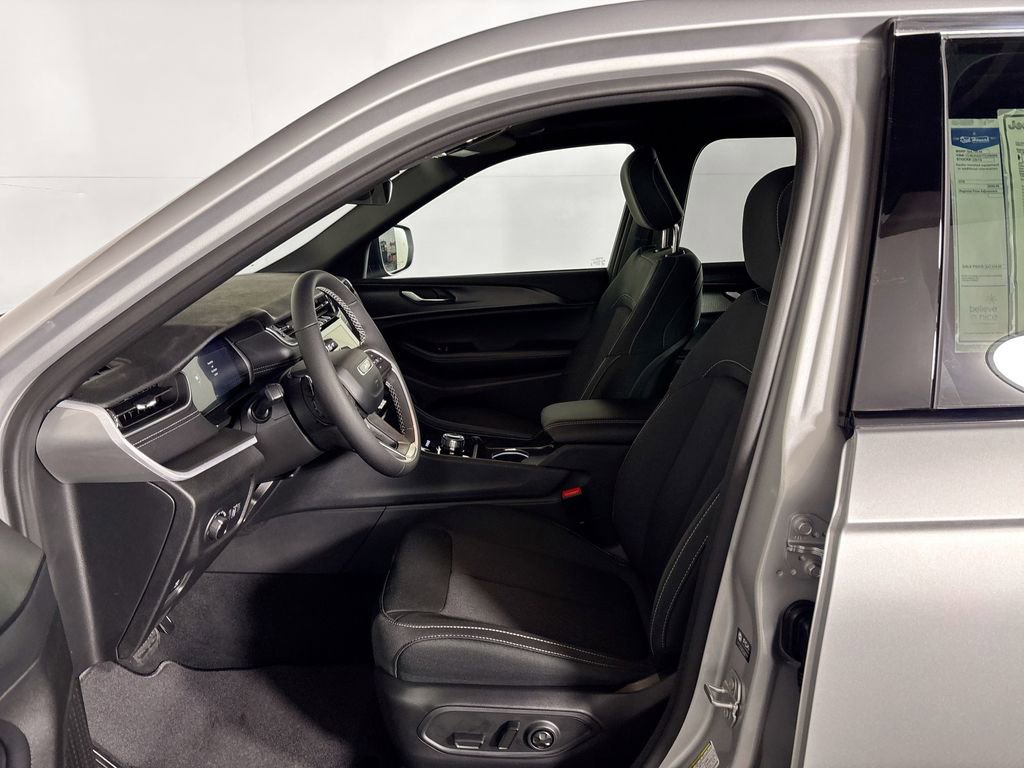 New 2026 Jeep Grand Cherokee Laredo AWD/4WD image 11