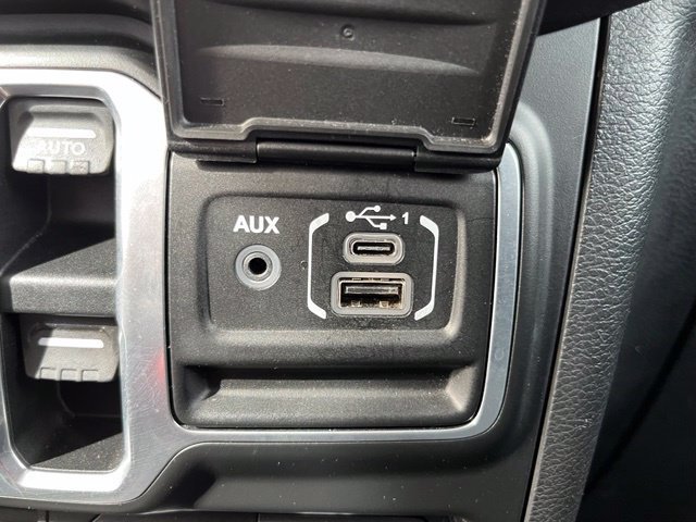 Used 2018 Jeep Wrangler Unlimited Sahara AWD/4WD image 36
