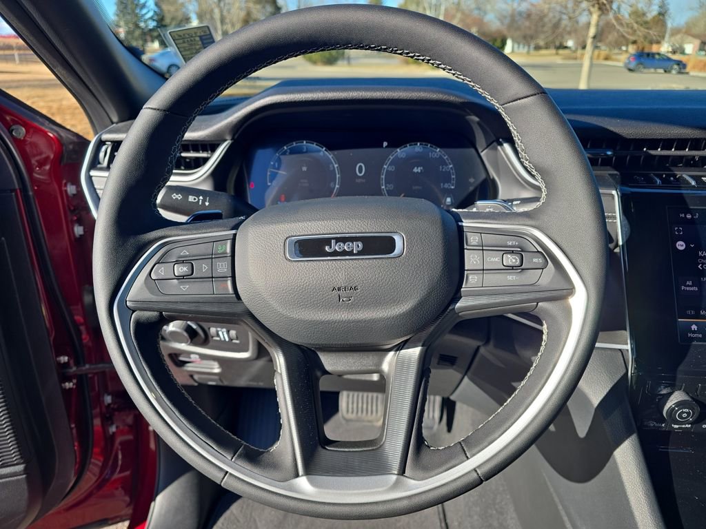 Used 2025 Jeep Grand Cherokee L Laredo image 16