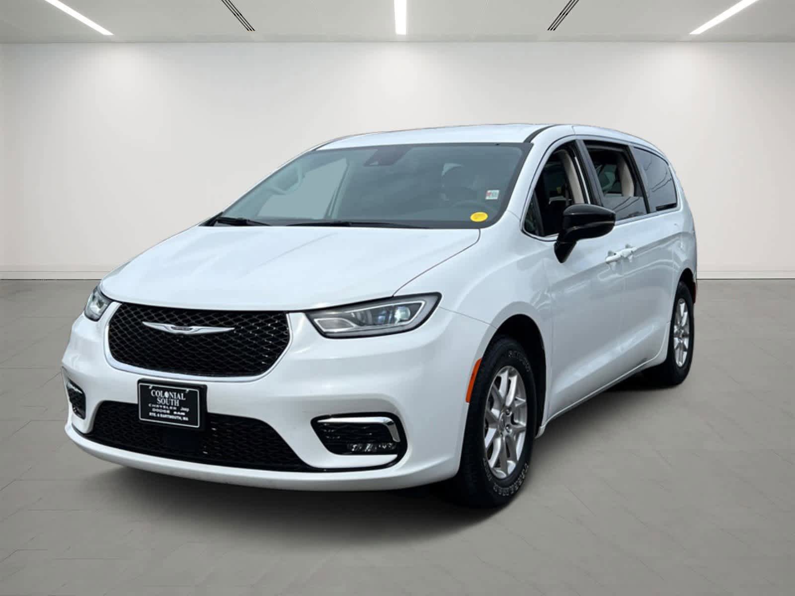 Used 2024 Chrysler Pacifica Touring-L FWD image 1