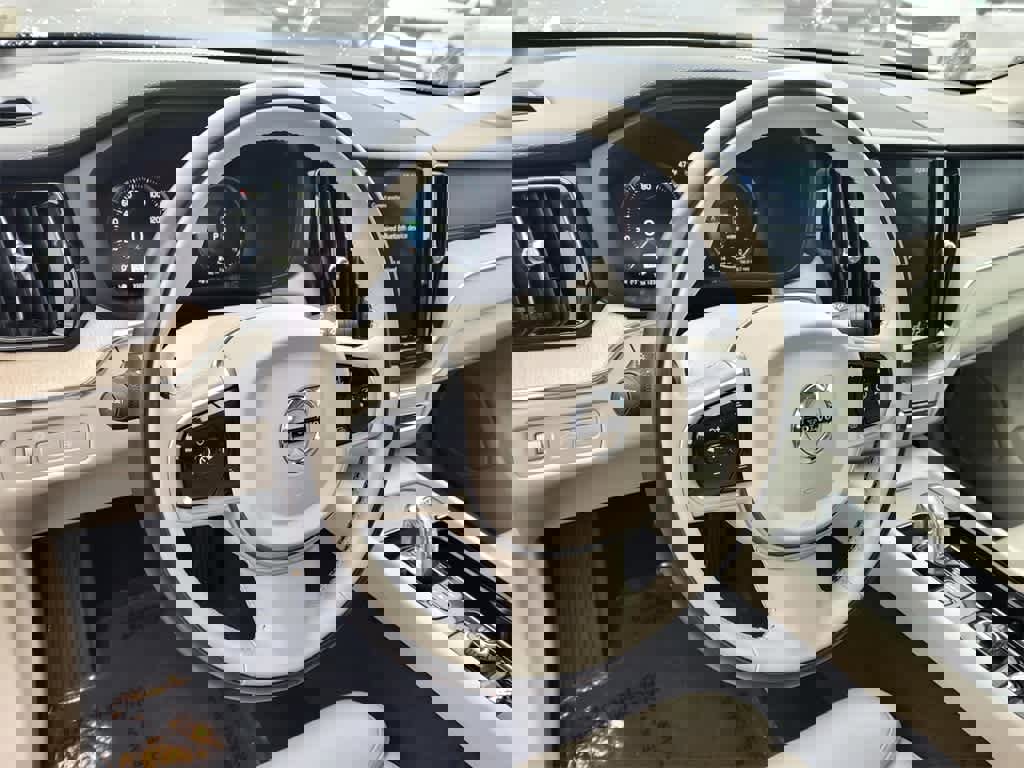 Used 2018 Volvo XC60 T8 Inscription w/ Advanced Package image 9