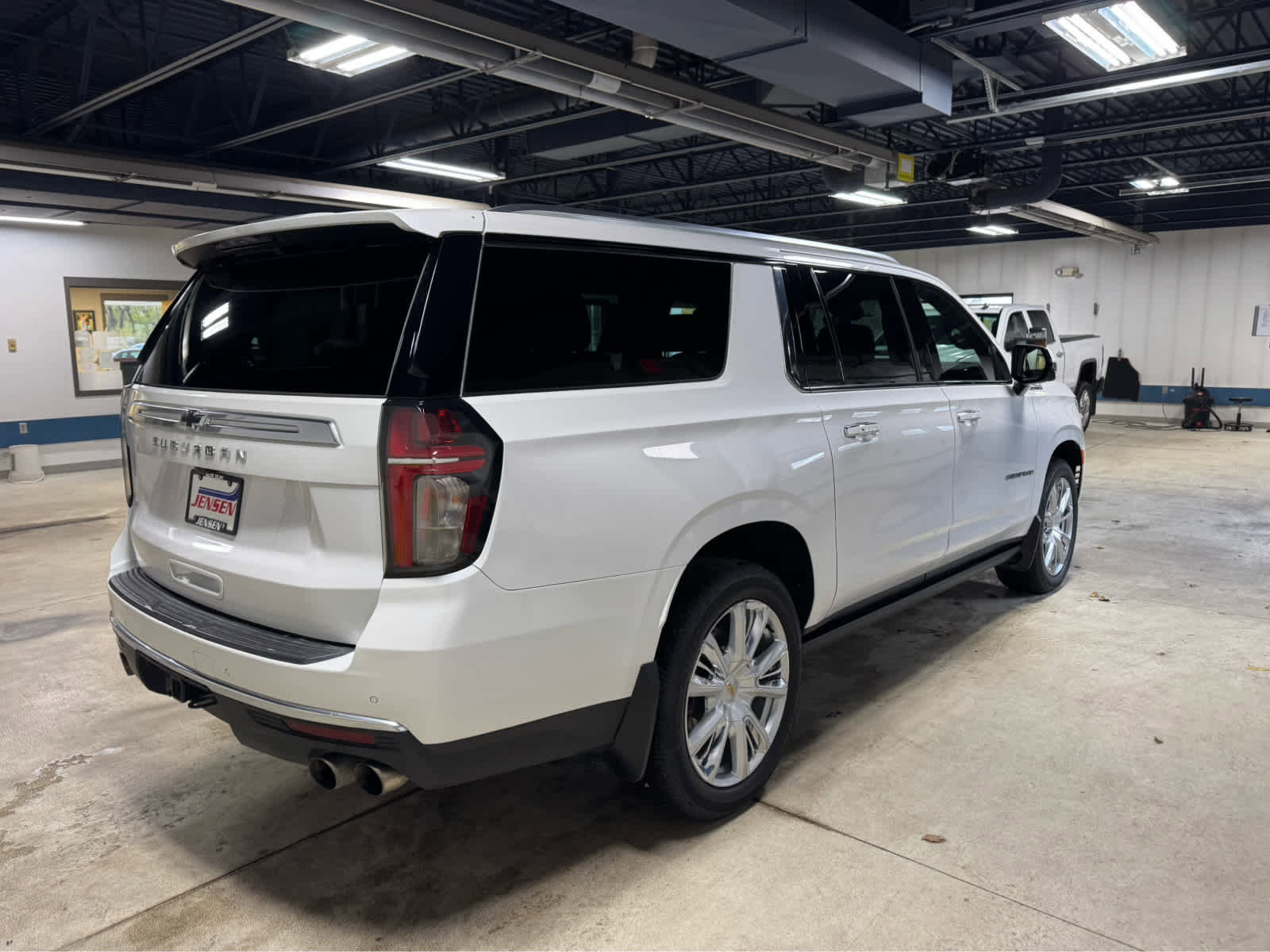 Certified 2023 Chevrolet Suburban High Country image 4