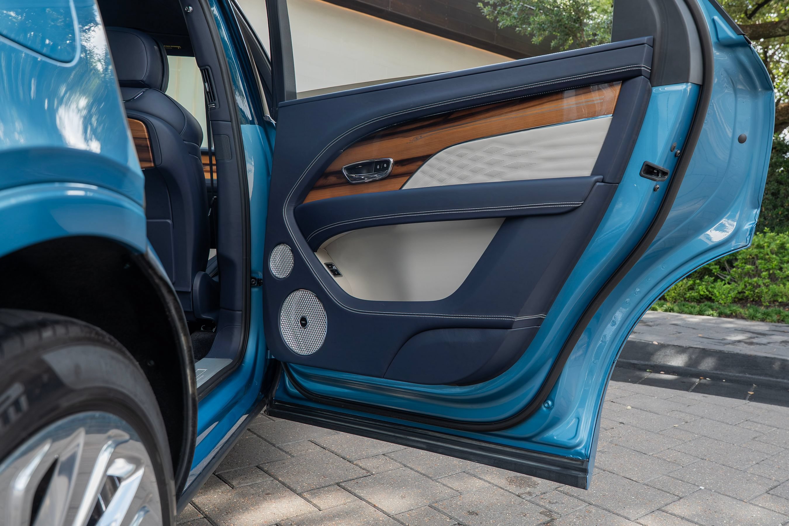 Certified 2025 Bentley Bentayga Extended Wheelbase AWD/4WD image 18