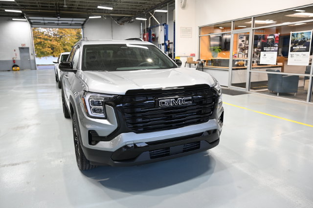 New 2027 GMC Terrain Elevation w/ Elevation Premium Package FWD image 3