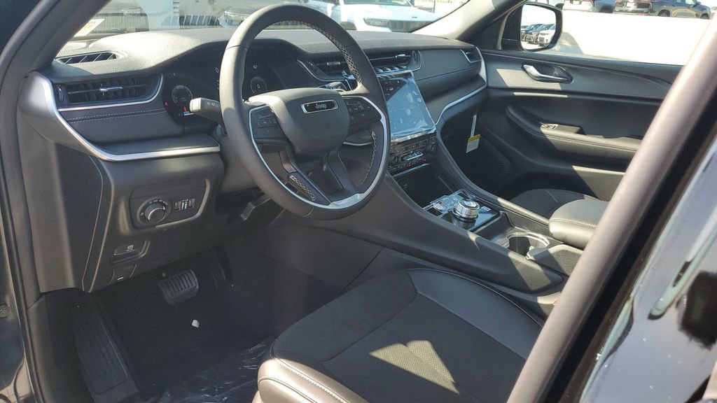 New 2025 Jeep Grand Cherokee Altitude image 19