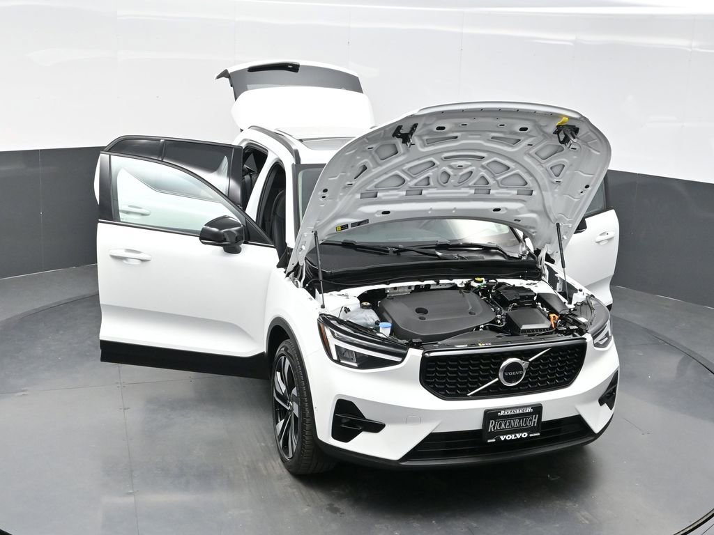 Used 2025 Volvo XC40 B5 Plus image 36