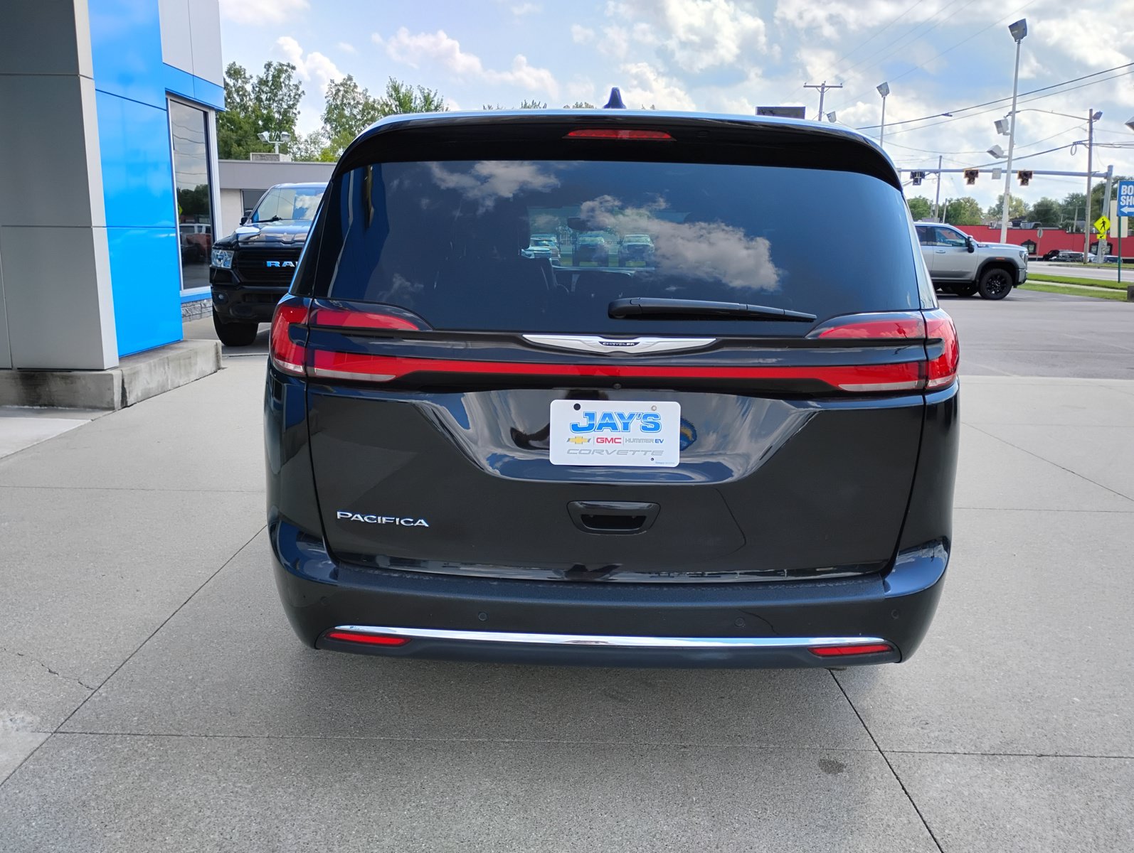 Used 2025 Chrysler Pacifica Select FWD image 8