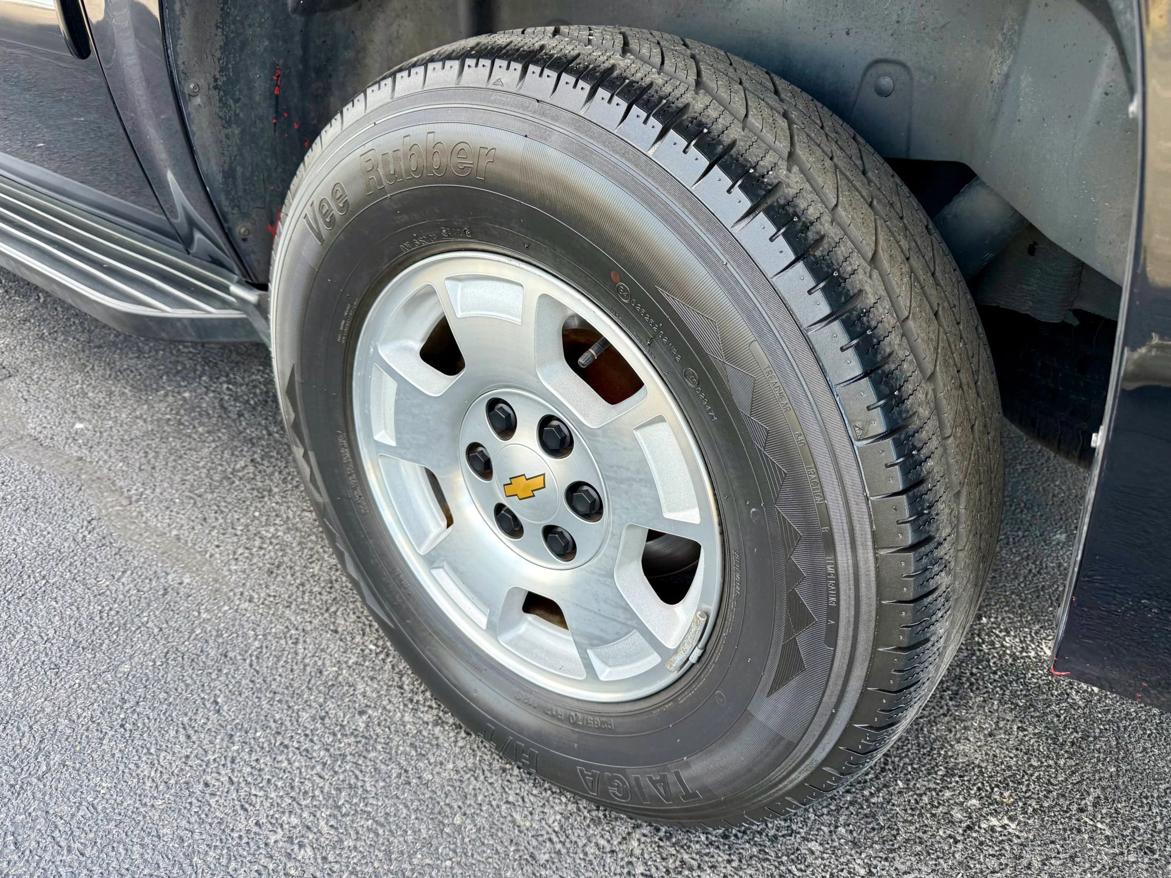 Used 2010 Chevrolet Suburban LS w/ Interior Plus Package AWD/4WD image 13