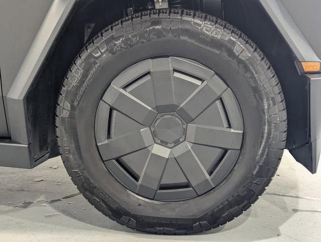 Used 2024 Tesla Cybertruck AWD Crew Cab image 27