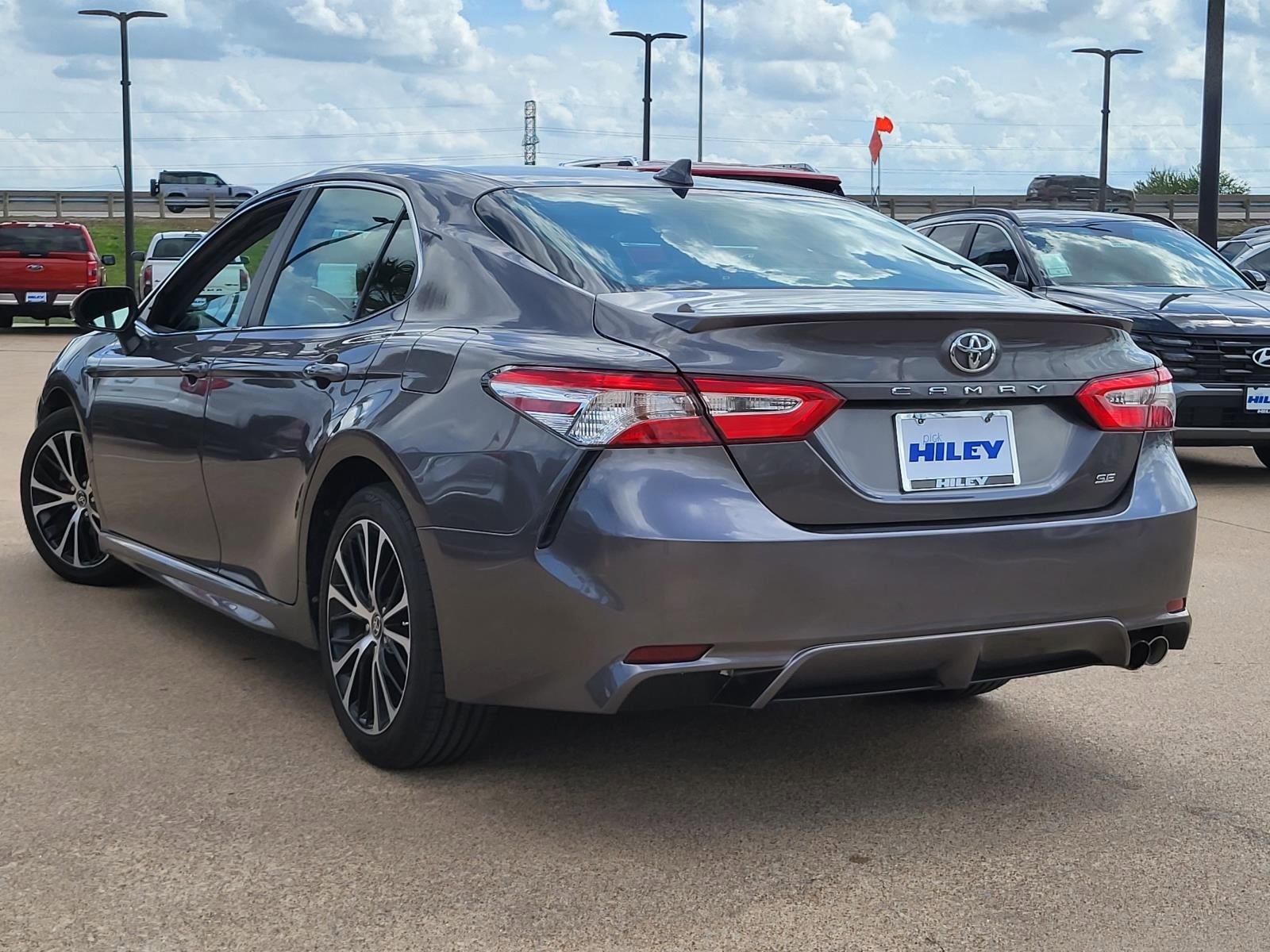 Used 2020 Toyota Camry SE image 3