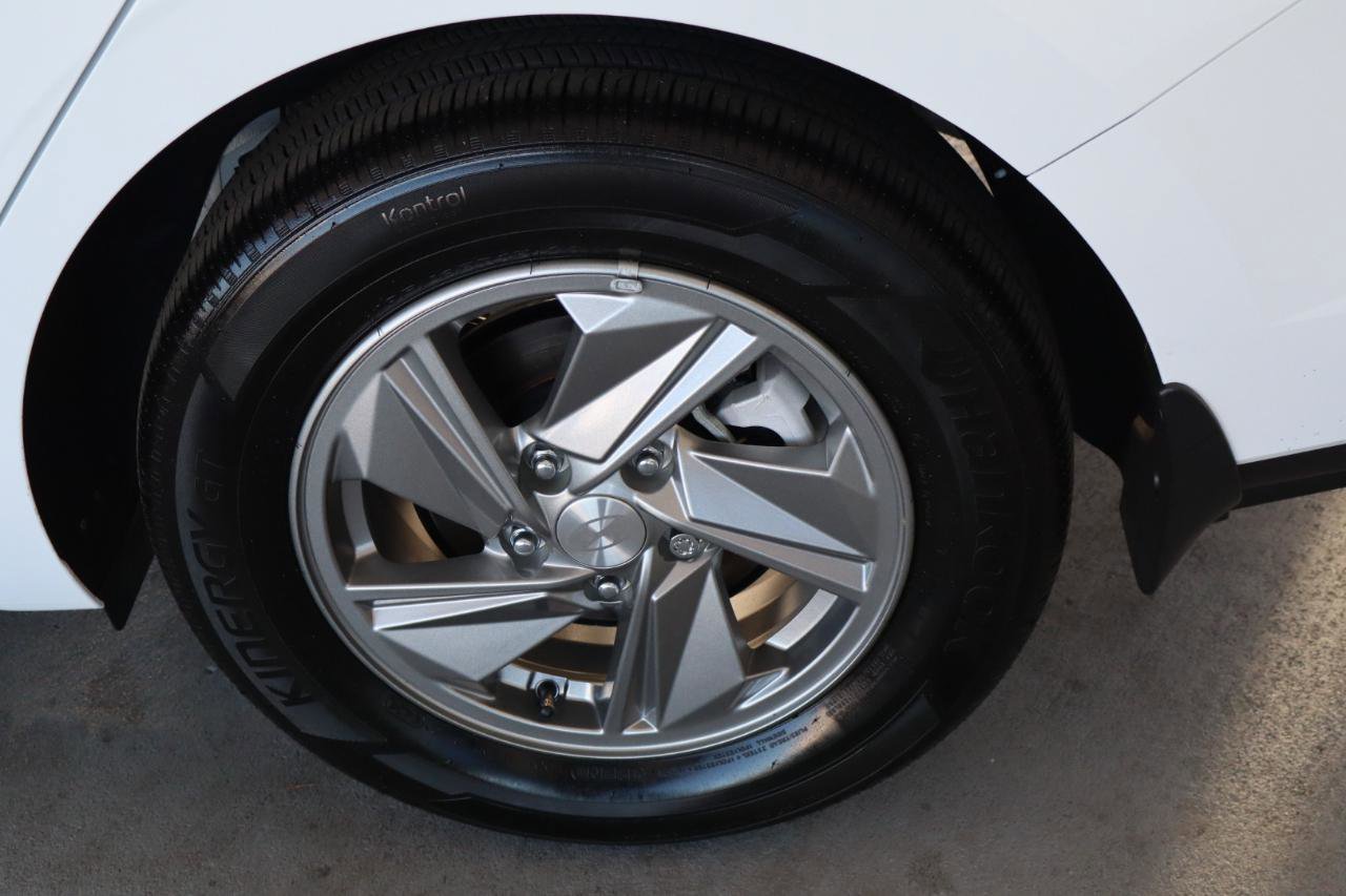 Used 2025 Hyundai Elantra SE image 42