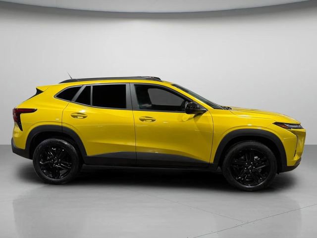 Used 2024 Chevrolet Trax ACTIV w/ Sunroof Package image 2