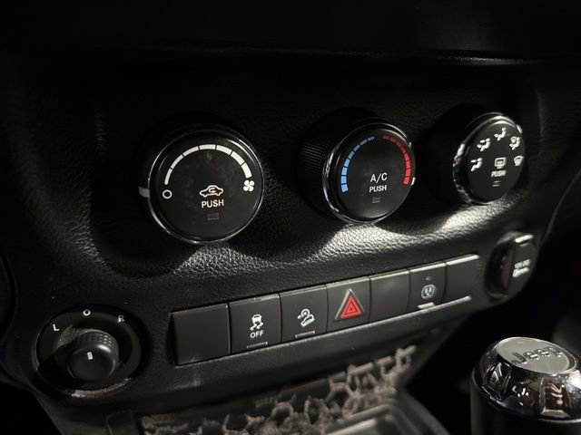 Used 2013 Jeep Wrangler Unlimited Sahara AWD/4WD image 16