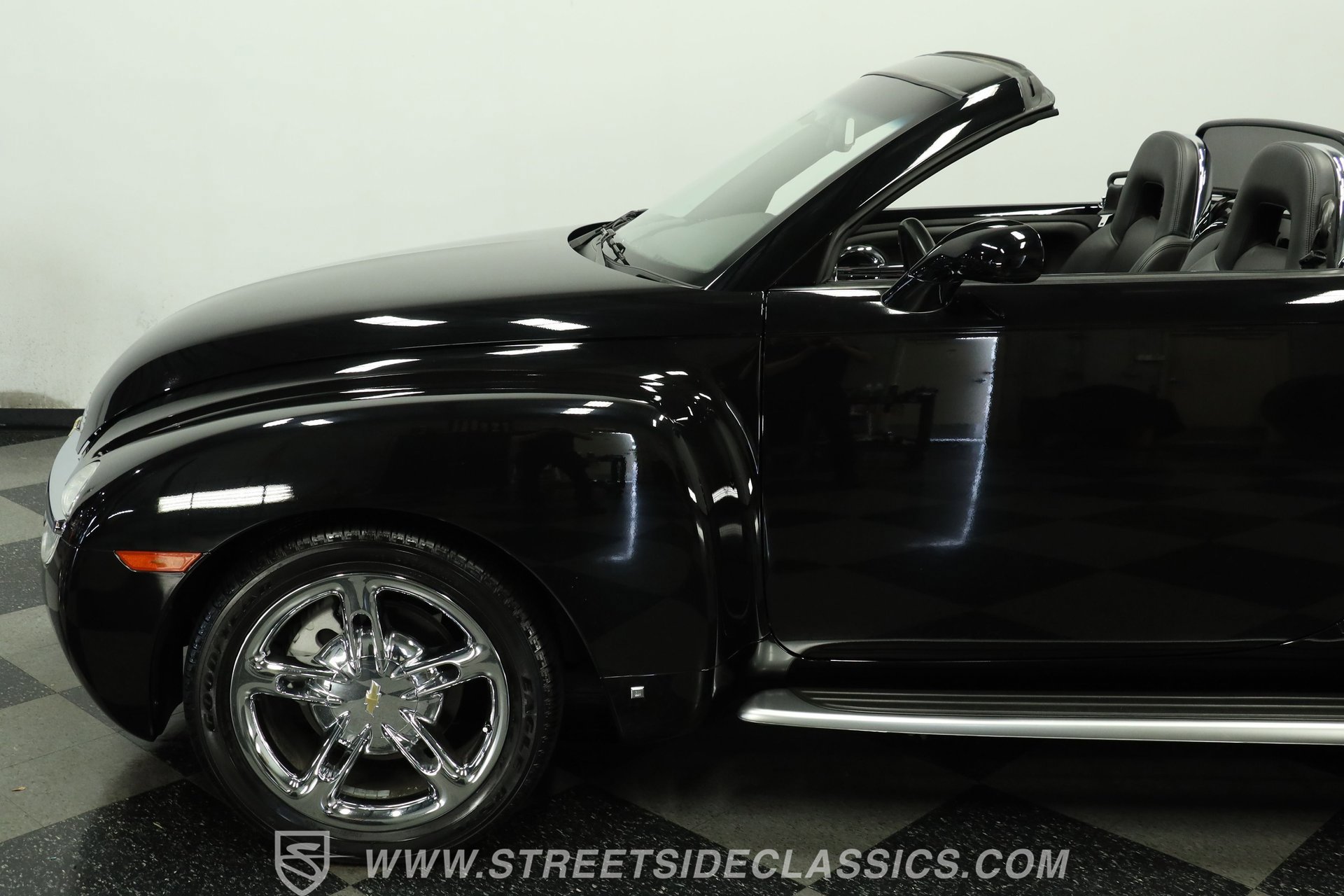 Used 2005 Chevrolet SSR w/ Preferred Equipment Group RWD image 23