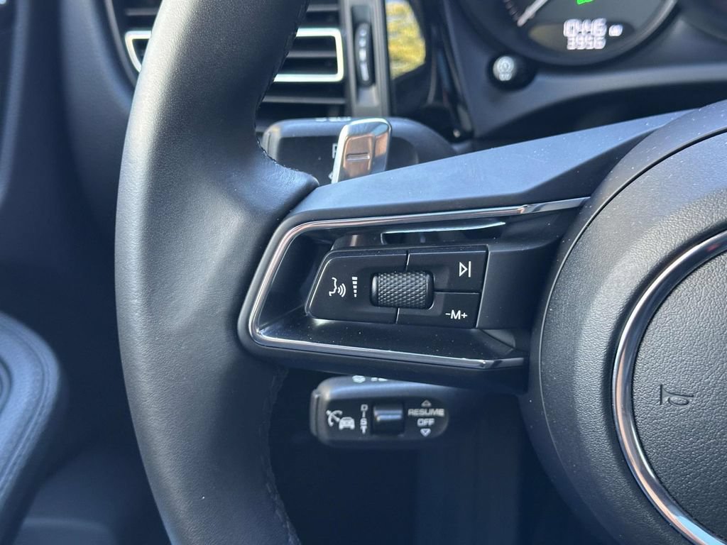 Certified 2025 Porsche Macan AWD/4WD image 21