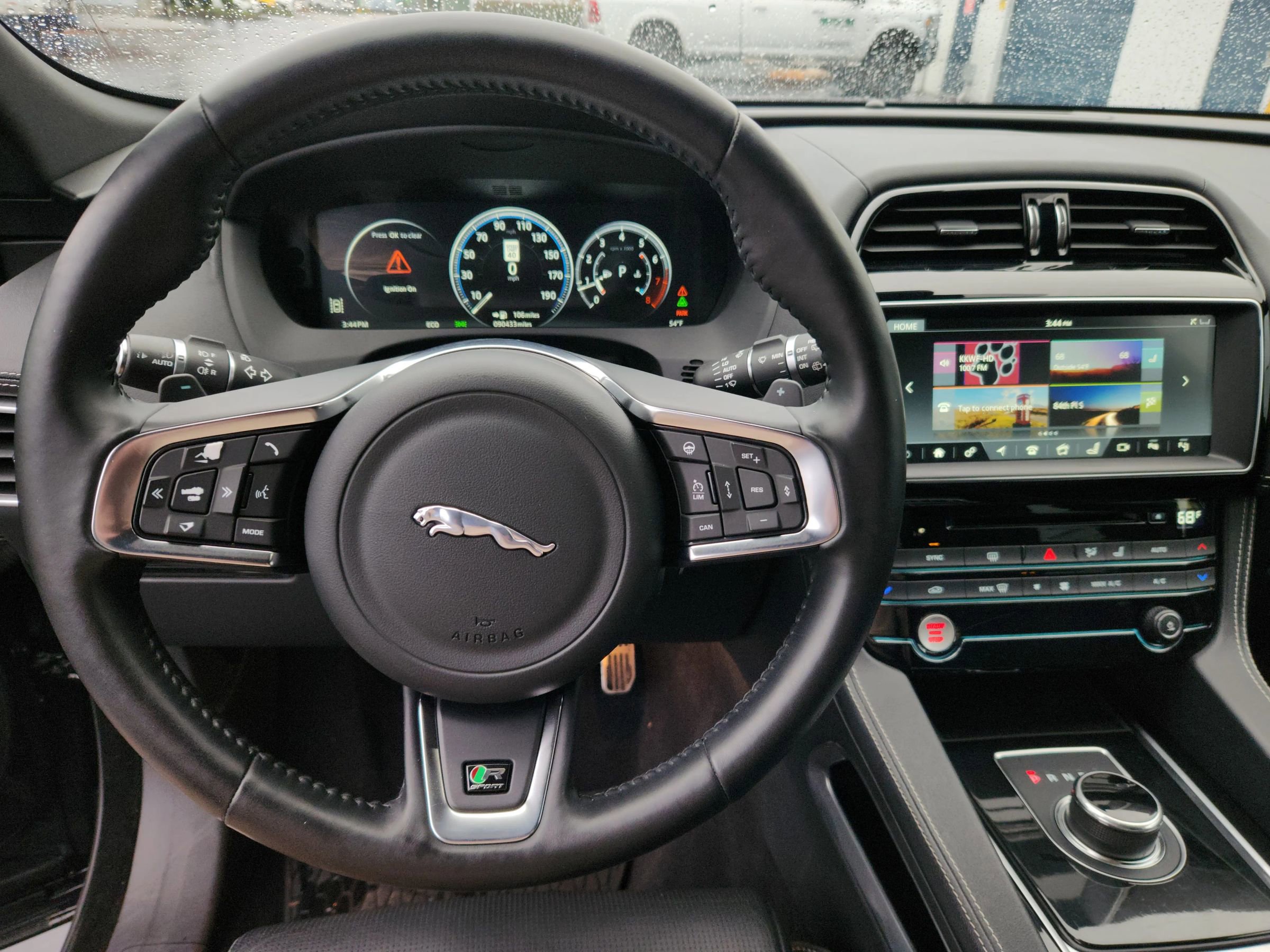 Used 2017 Jaguar F-PACE R-Sport image 10