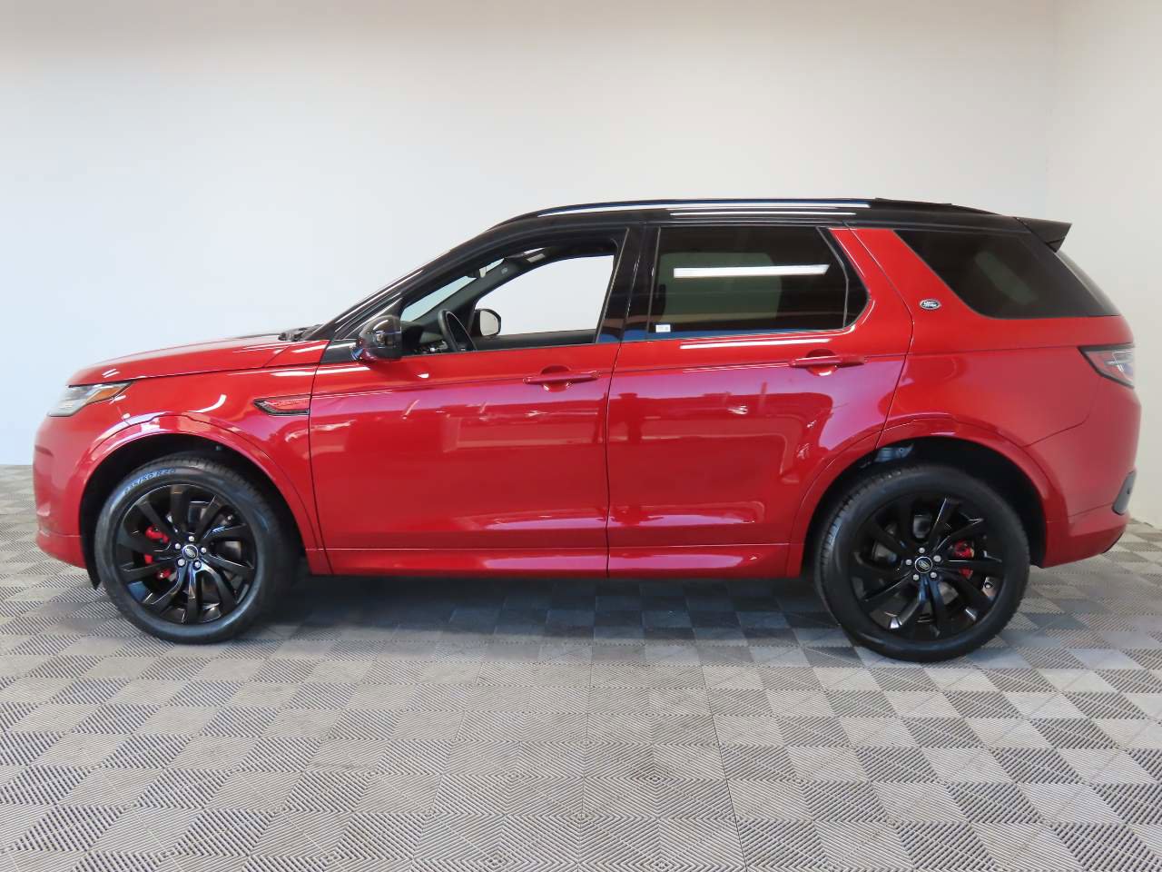 Used 2023 Land Rover Discovery Sport SE R-Dynamic image 5