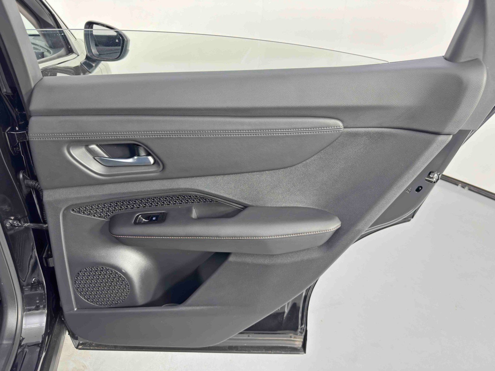 Used 2024 Nissan Ariya FWD image 39