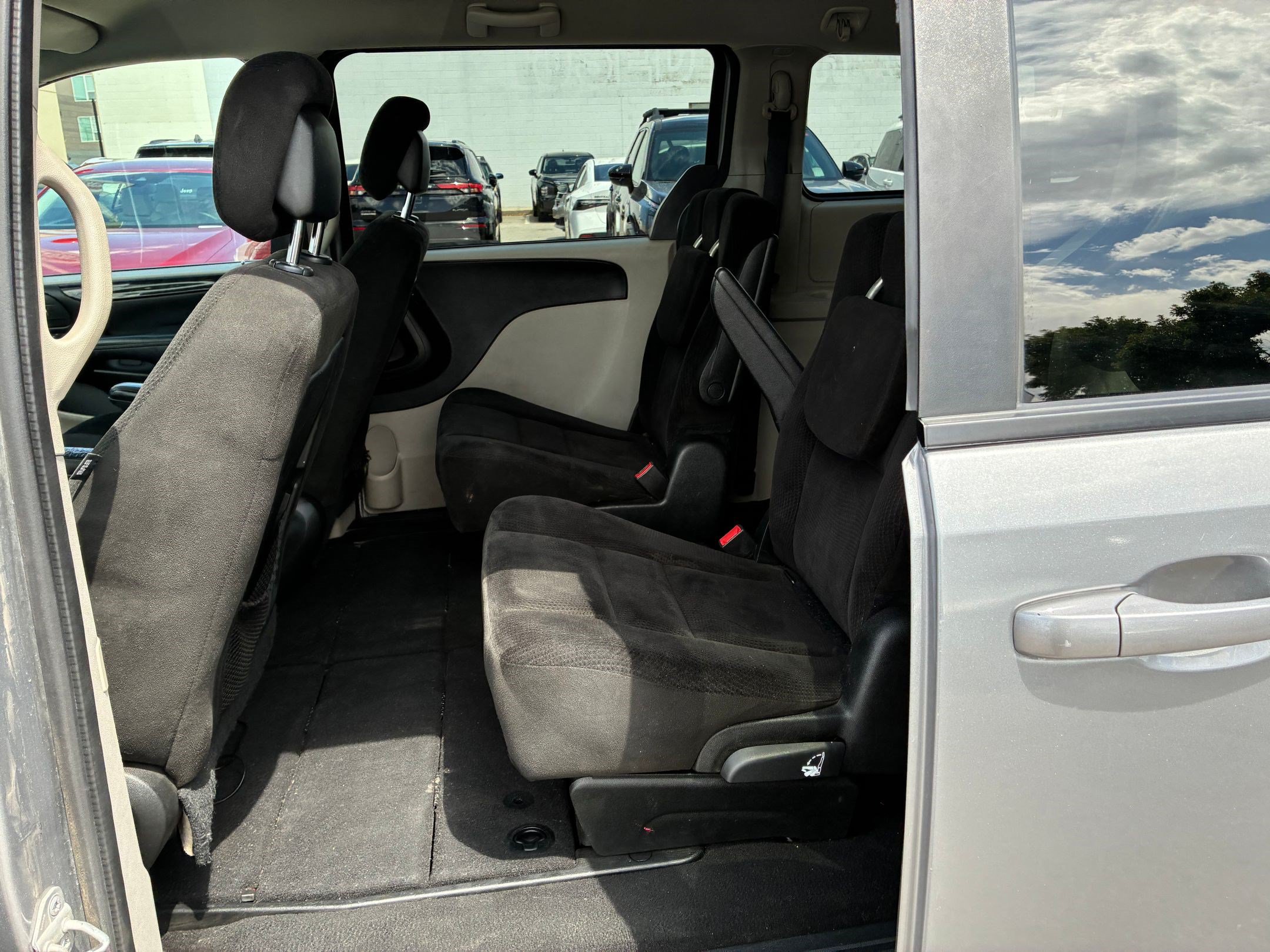 Used 2016 Dodge Grand Caravan SXT FWD image 27