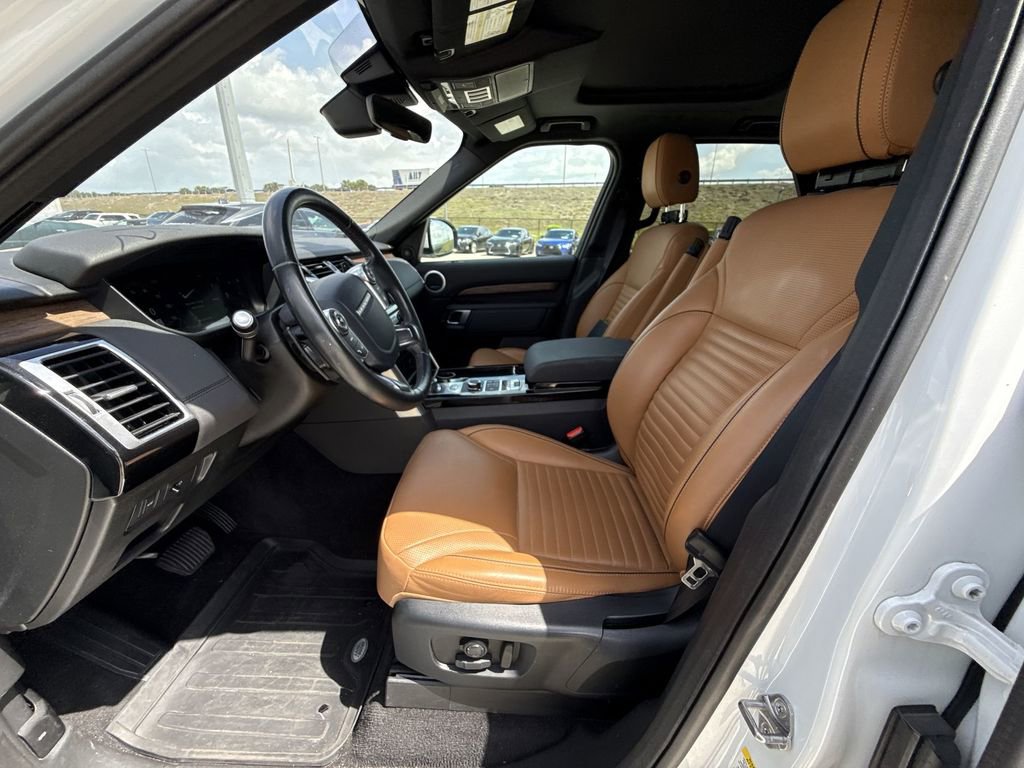 Used 2018 Land Rover Discovery HSE image 30