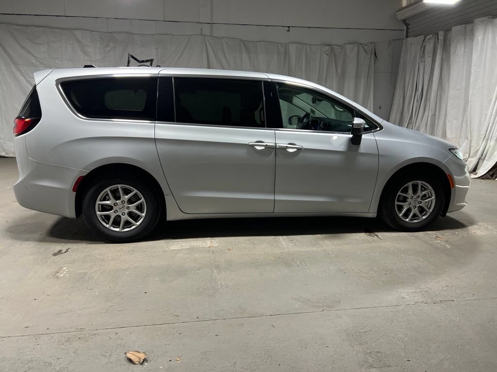 Used 2023 Chrysler Pacifica Touring-L FWD image 8