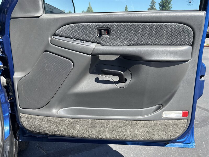 Used 2004 Chevrolet Avalanche 2WD image 38