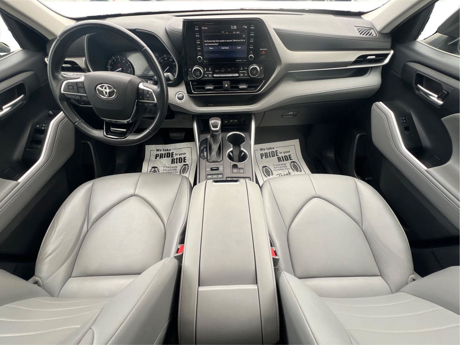 Used 2021 Toyota Highlander XLE AWD/4WD image 2