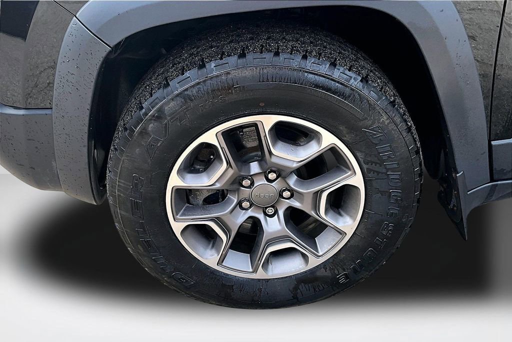 Used 2020 Jeep Cherokee Trailhawk w/ Comfort & Convenience Group image 32